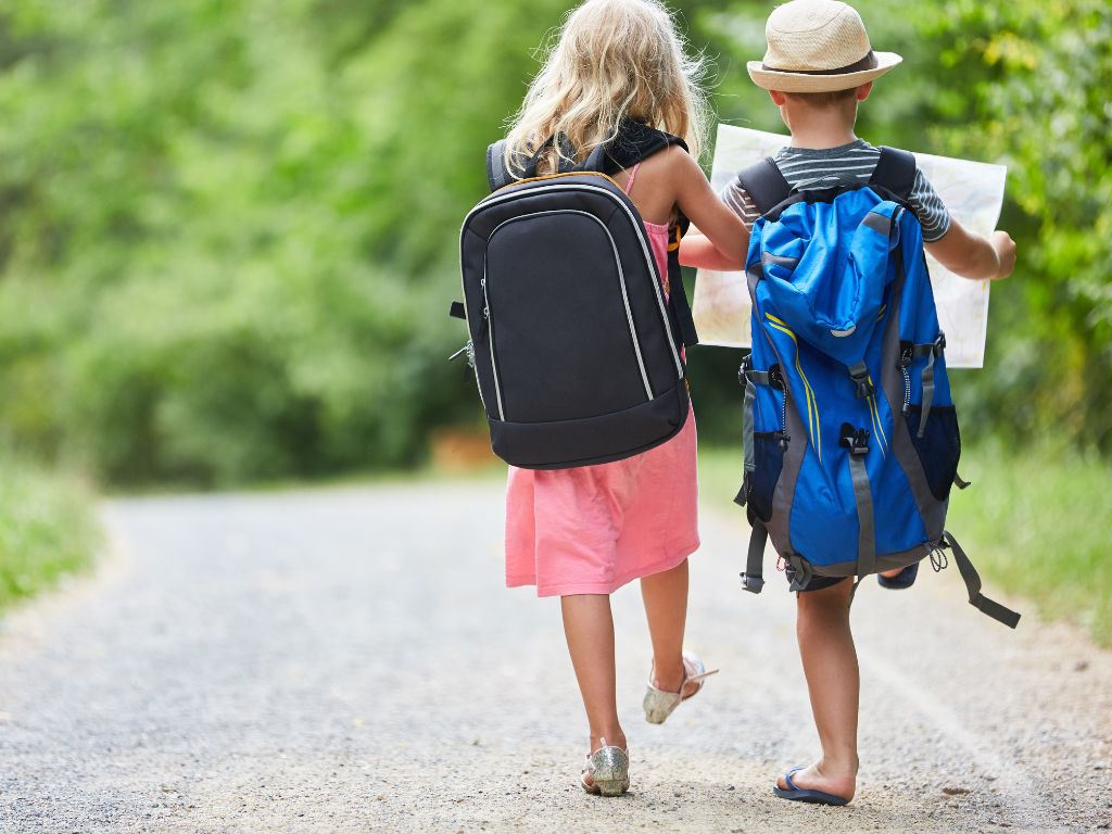 Praktyczny przewodnik po sensorycznym plecaku na wakacje - Sensolandia blog